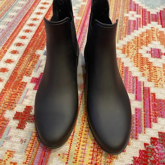 Michael Kors Black Ankle Booties with Gold Accent sz 9 - Picture 2 of 3